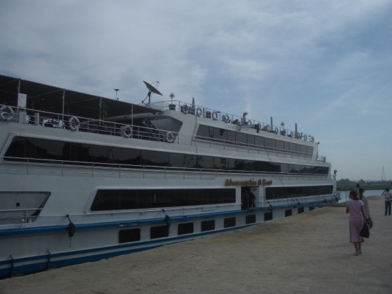 Boat for 9 Passengers